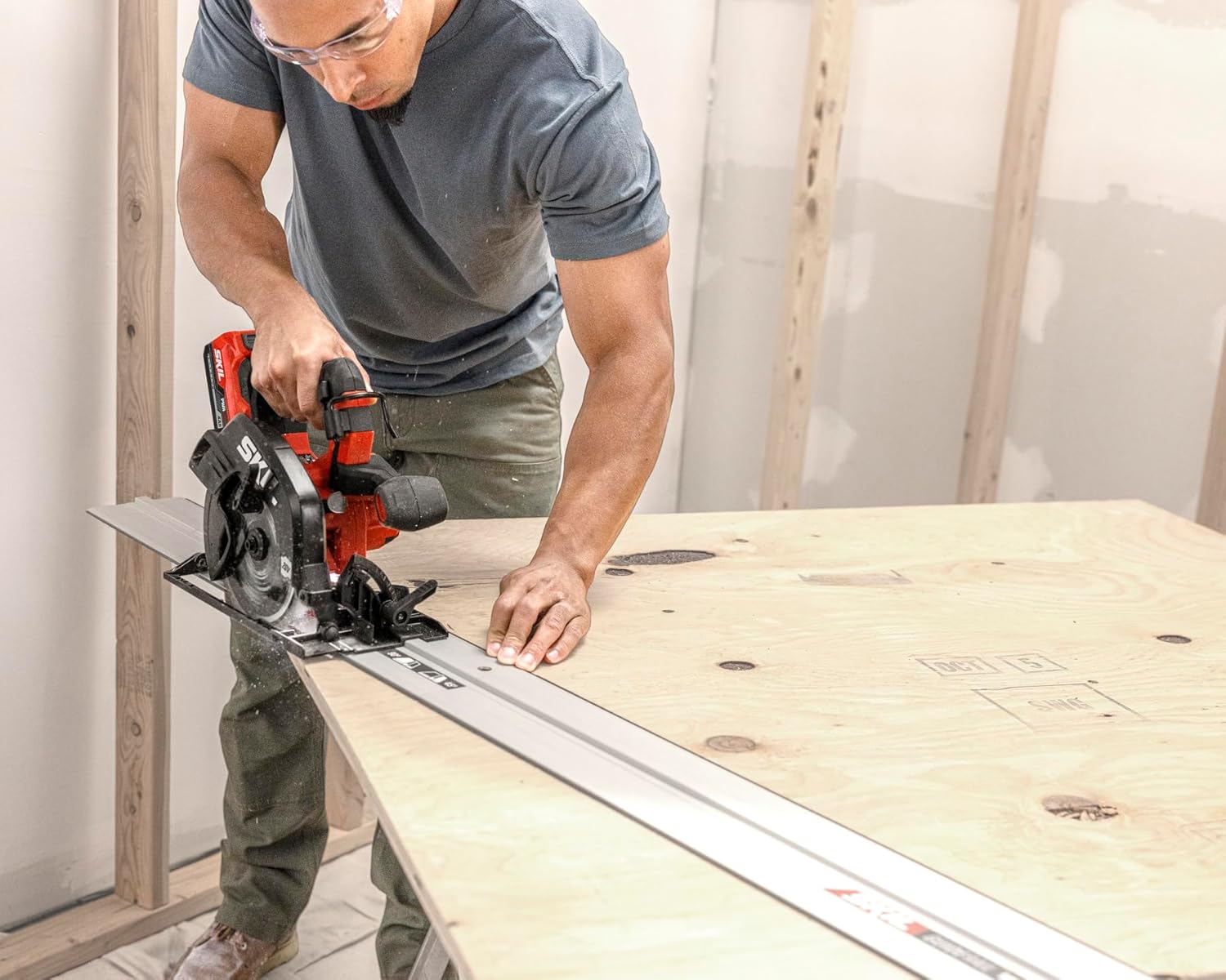 SKIL PWR CORE 20 Brushless 20V 7-1/4-Inch Circular Saw Kit, Includes 4.0Ah USB-C Battery and 45W PD Charger - CR5440B-1C