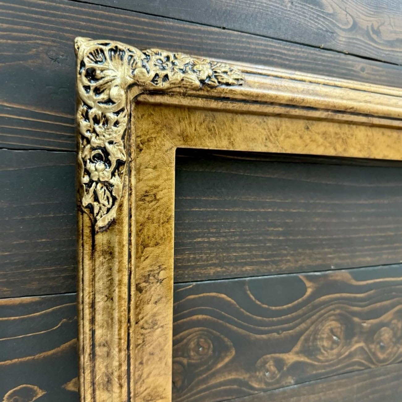 32,43,50,55 Inch Handcrafted ornate TV frame for Samsung The Frame TV and Pro Model. Marble Gold Finish (not for use with other tv models) (32 INCH)