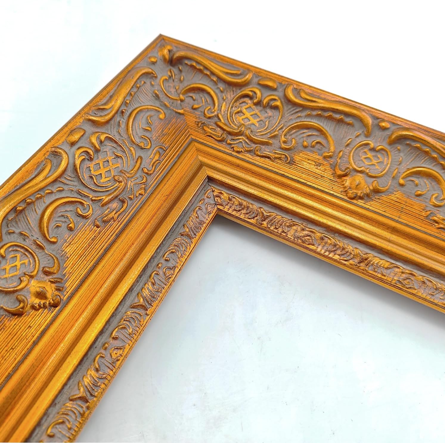 Baroque Gold 32' TV frame - Compatible ONLY with Samsung The Frame TVs (Fits 2021-2025 models, model codes:32LS03A/B/C/FA)