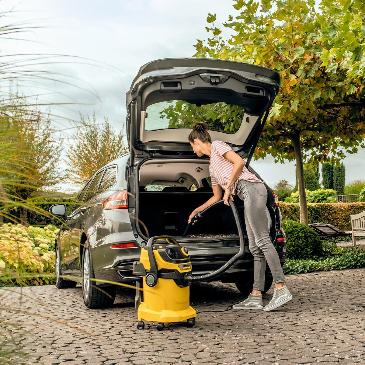 Kärcher Wet/Dry Shop Vacuum Cleaner WD 5 V-25/5/22, Blowing Function, Power: 1100 W, Plastic Tank: 25 l, Suction Hose: 2.2 m, Including Flat Filter, Floor and Crevice Nozzle